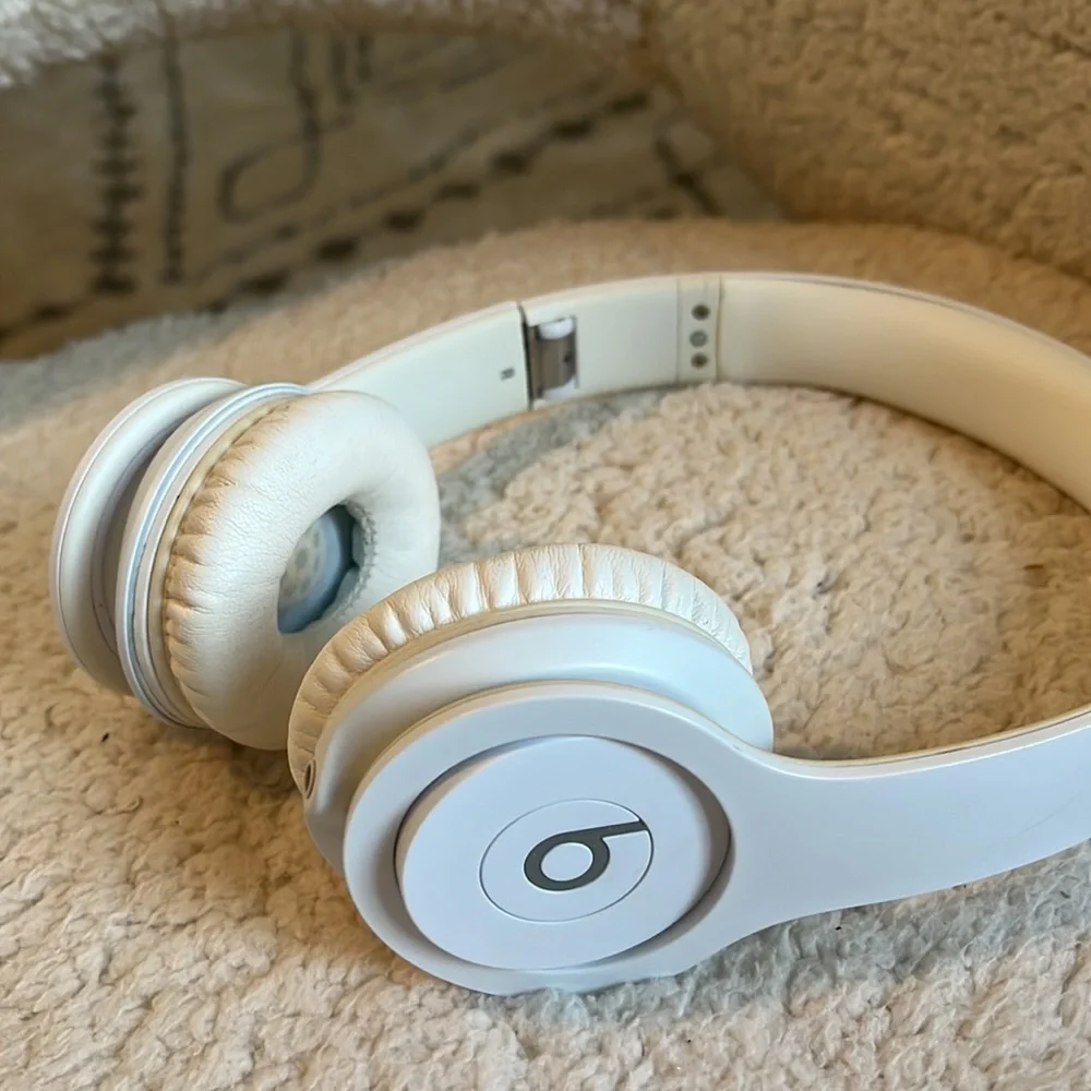Beats By Dre Solo HD Headphones - Picture 7 of 12